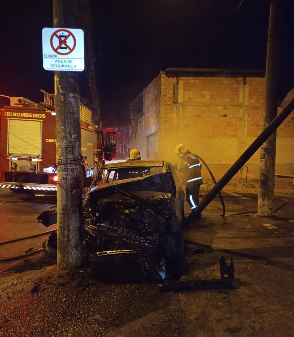 O incêndio foi controlado pelos bombeiros e o veículo levado para o pátio do Detran. Reprodução / CBMMG