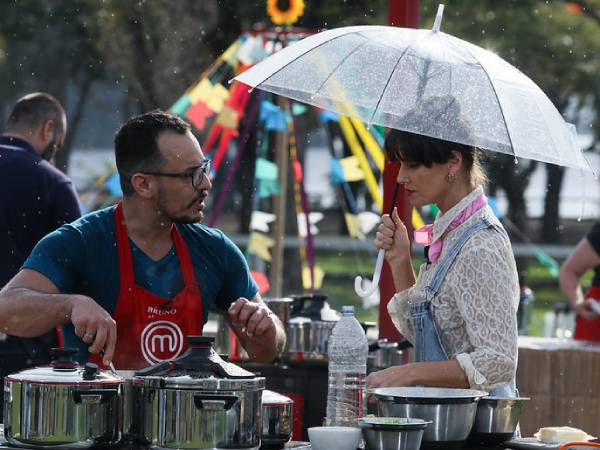 Helena Rizzo checa a receita preparada por Bruno no MasterChef. Melissa Haidar/Band