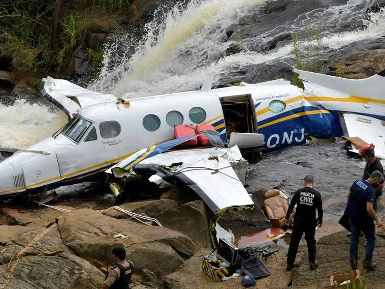 Vítimas de acidente de avião com Marília Mendonça morreram de politraumatismo