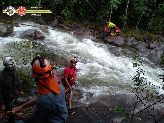 Três pessoas morreram após o aumento no nível d'água em Lavrinhas, no interior de SP. Foto: Corpo de Bombeiros