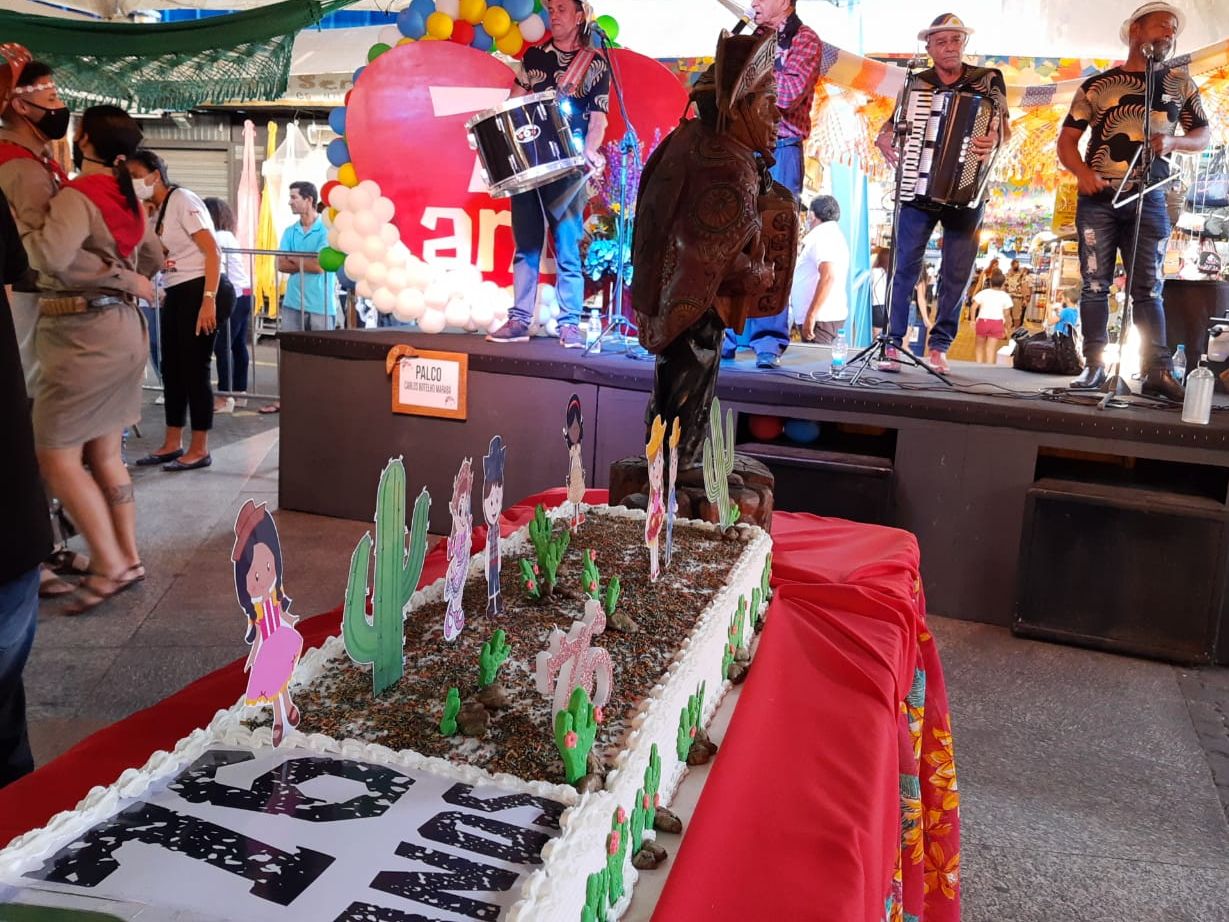 Um bolo foi feito para comemorar o aniversário da feira Gustavo Sleman