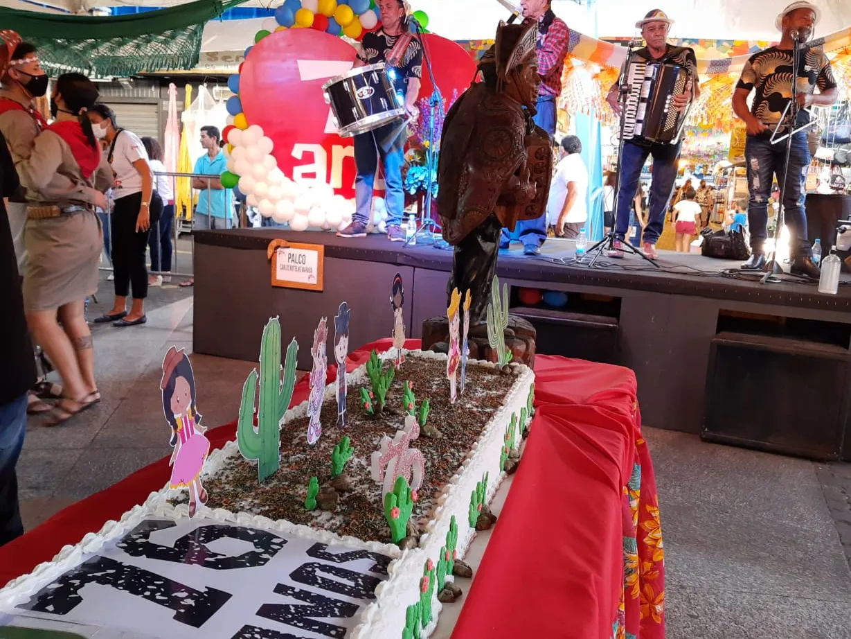 Um bolo foi feito para comemorar o aniversário da feira
