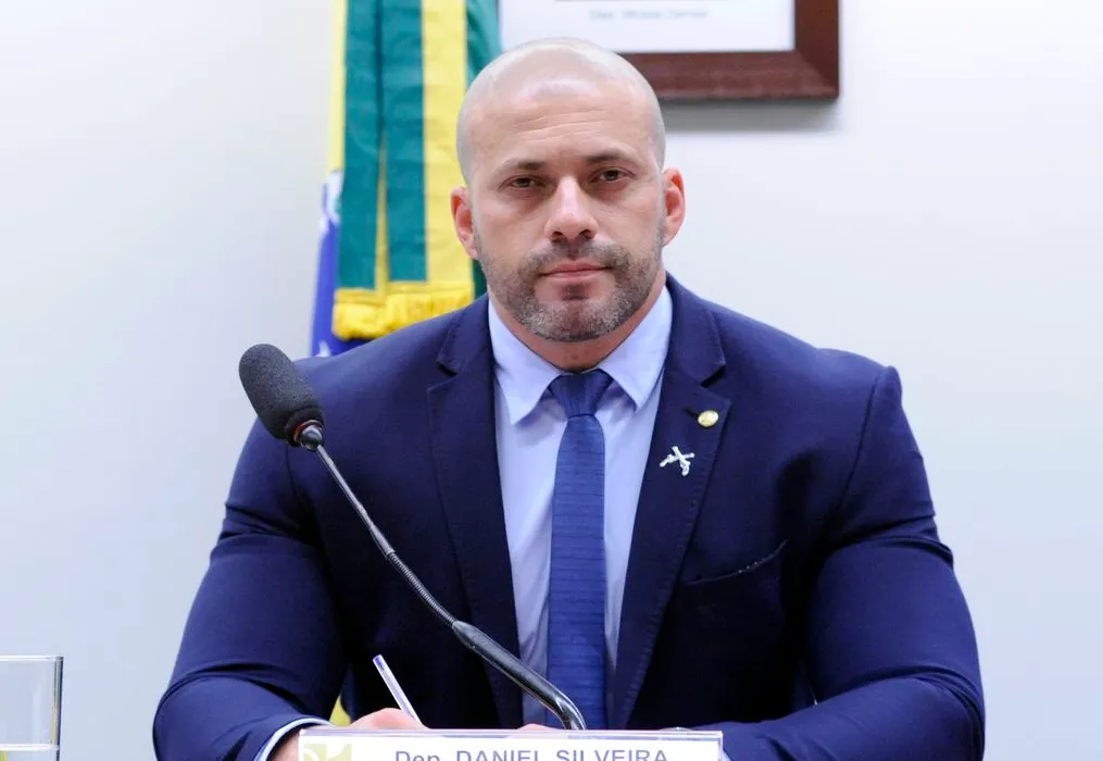 O ministro também estabeleceu que Daniel Silveira pague R$100 mil de fiança.