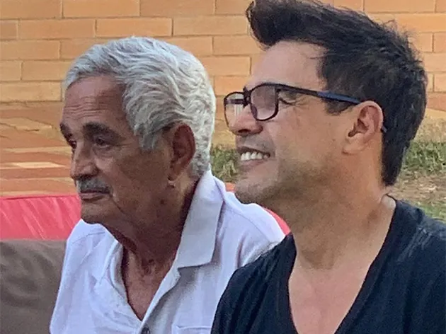 Zezé di Camargo ao lado do pai Francisco, em foto de arquivo