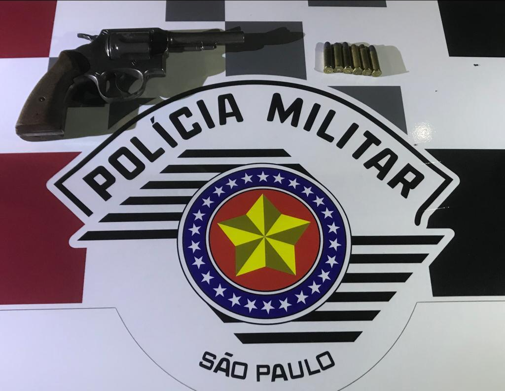 Revólver e munições foram apreendidas, após denúncia sobre suspeito Divulgação/Polícia Militar