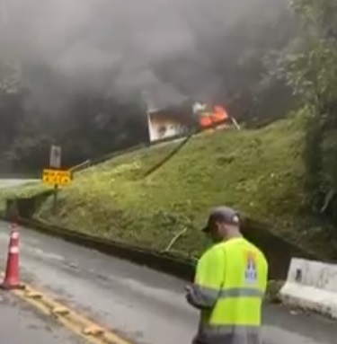 Caminhão pega fogo na Oswaldo Cruz e gera lentidão de 13 quilômetros, em Ubatuba Divulgação/Taubaté Mil Grau