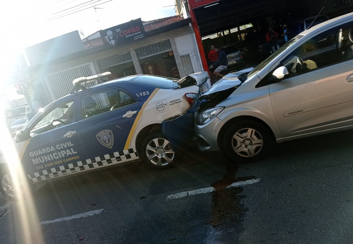 Carro perde controle e bate em viatura da GCM na zona leste de São José dos Campos Divulgação/GCM