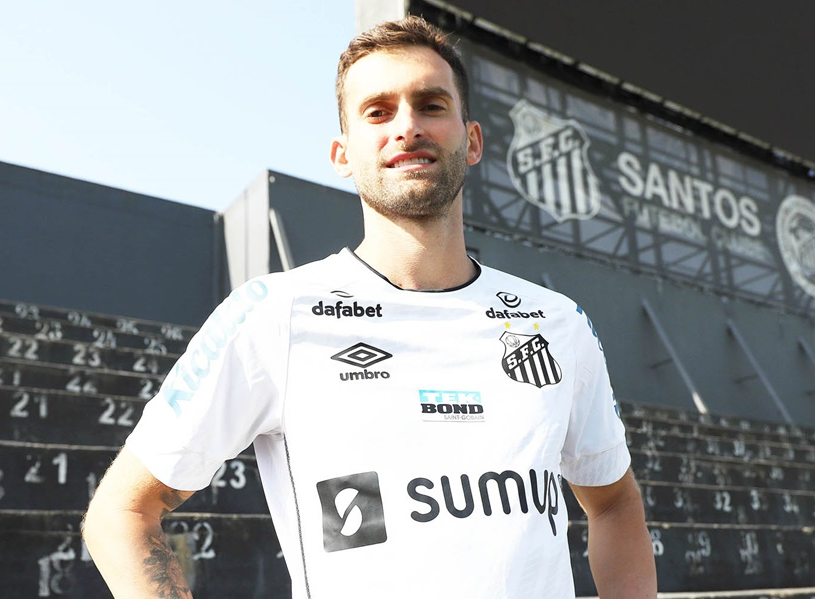 Léo Baptistão posa com a camisa do Santos Santos FC