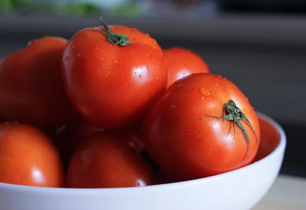 Como retirar a pele e as sementes do tomate?