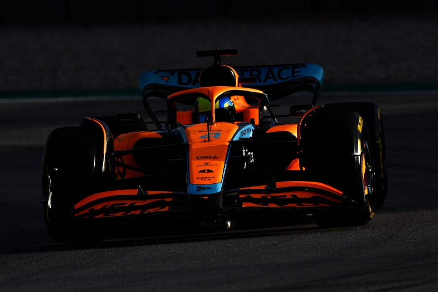 Britânico da McLaren fez o melhor tempo da tarde e superou dupla da Ferrari F1/Divulgação