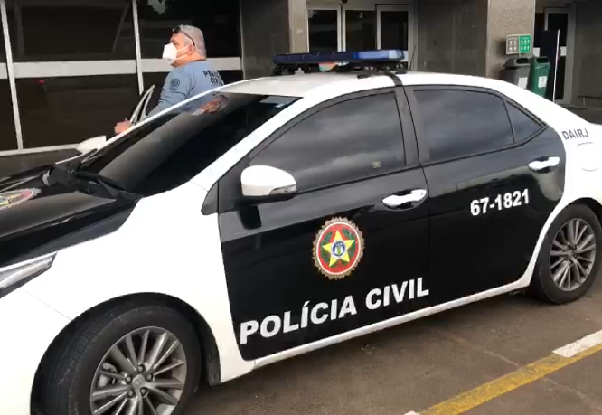 Policiais conseguiram recuperar o dinheiro e os objetos furtados de uma chilena Reprodução 