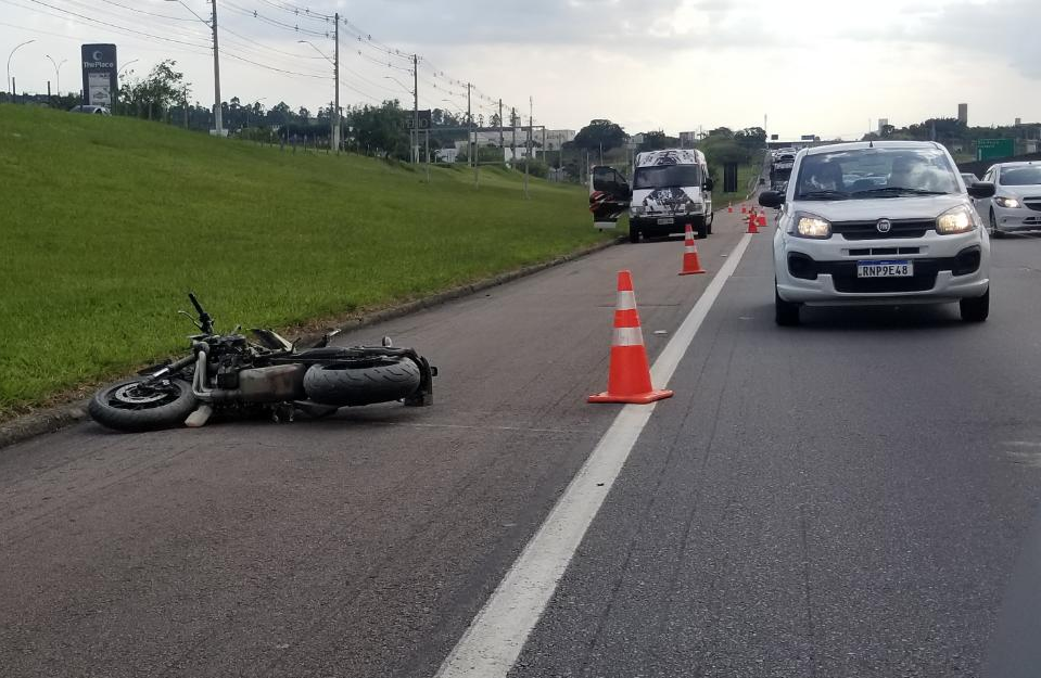 Motociclista morre ao ser arremessado para pista contrária em acidente na Dutra
