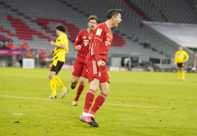 Lewandowski brilha no duelo de artilheiros e comanda ...