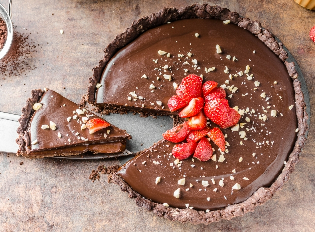 Aprenda a fazer a torta de chocolate prática da chef Carole Crema