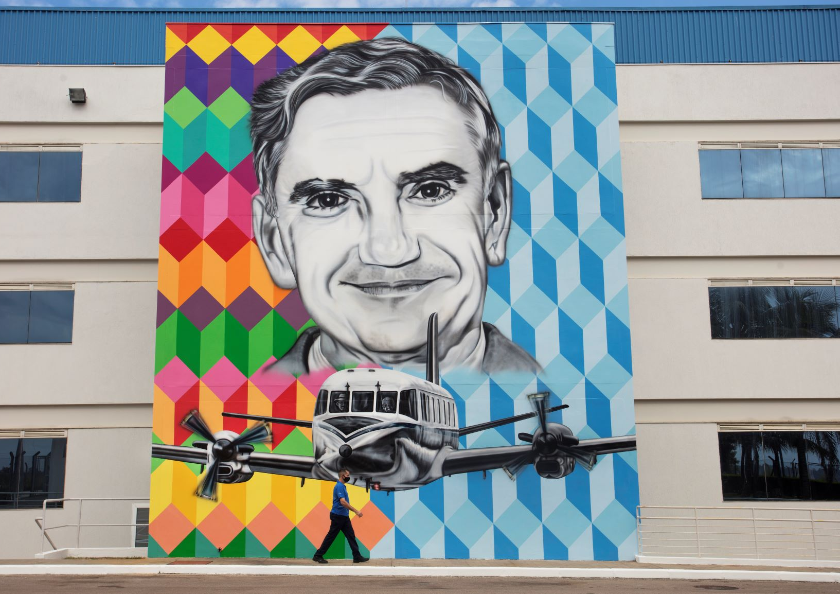 Mural com 11 metros de altura homenageia Ozires Silva na unidade da Embraer em São José dos Campos Divulgação/Embraer