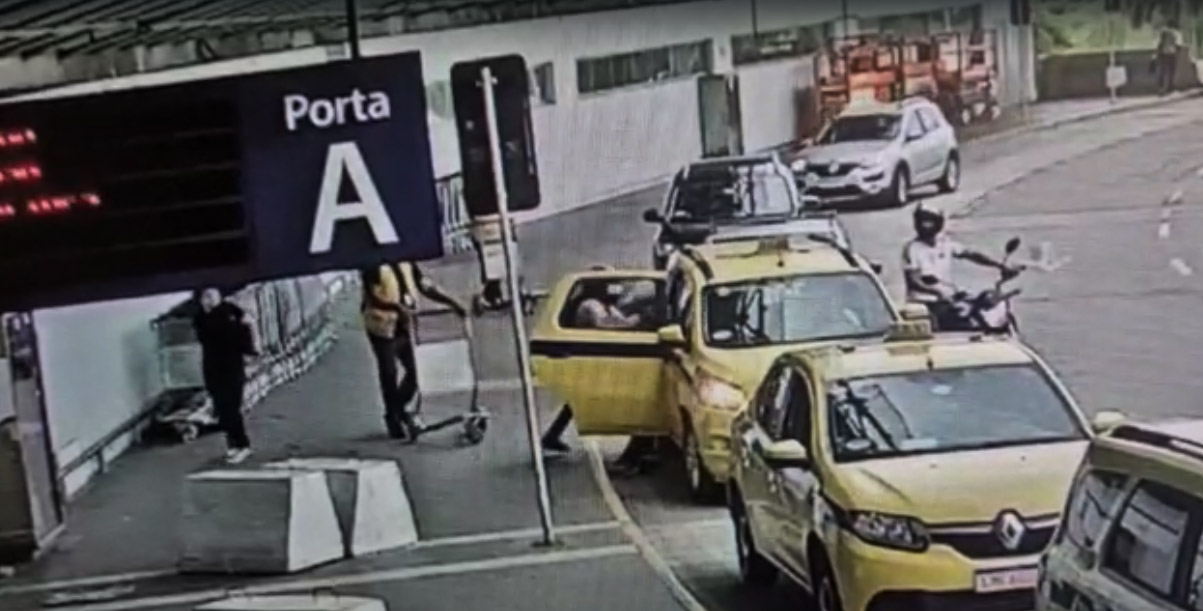 Câmeras de segurança do aeroporto flagraram momento em que criminosos abordam uma vítima Reprodução