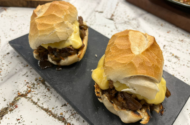 Sanduíche de pernil com queijo | Band Receitas