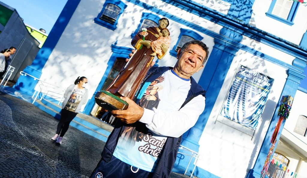 Devoto de Santo Antônio segurando a imagem do santo Cláudio Gomes/PMC