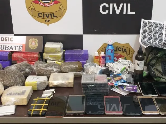 Polícia Civil apreende drogas e celulares destinados a presídio 