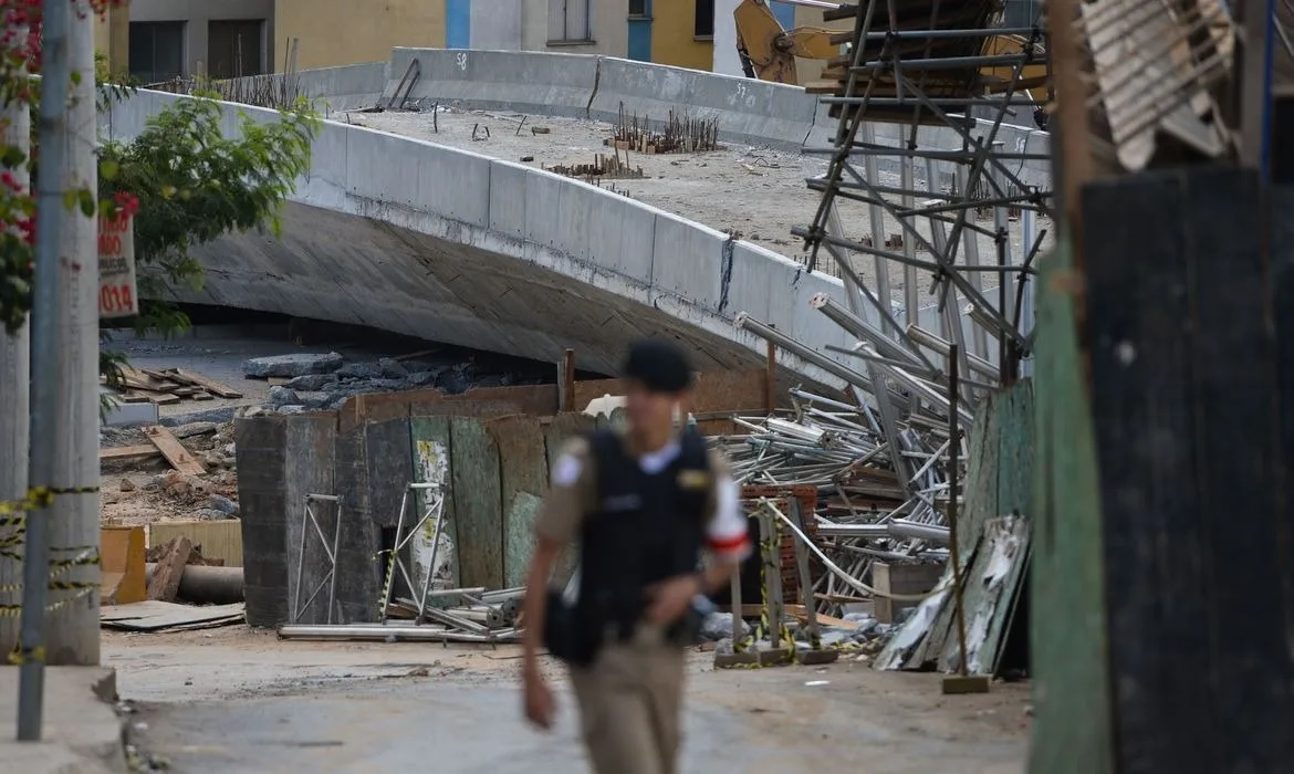 Queda do viaduto deixou uma pessoa morta e 22 feridos Marcello Casal Jr./Agência Brasil