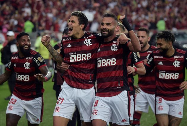 Flamengo apavora rivais; Corinthians cai, mas preserva dignidade