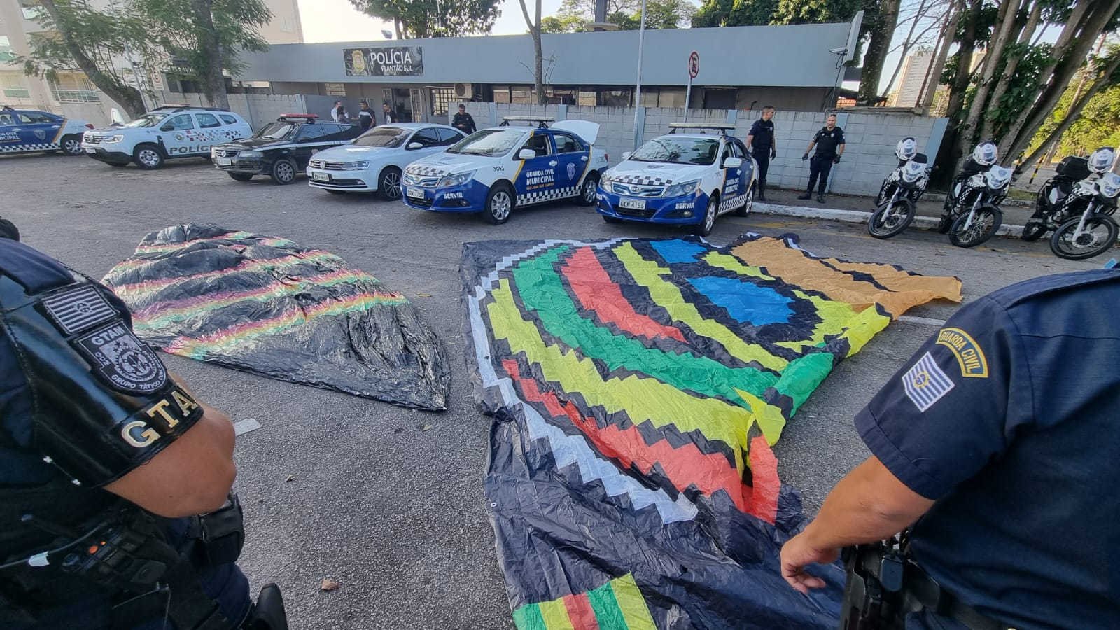 Dupla é detida tentando resgatar balão em São José dos Campos Divulgação/GCM São José dos Campos