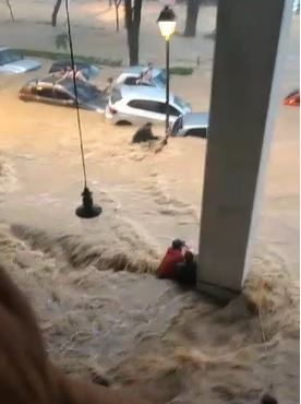 Alertas de chuva forte e inundações pela cidade foram emitidos pelo sistema de mensagens d Foto: Reprodução Redes Sociais