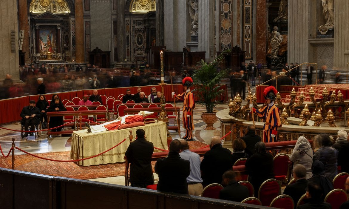 É a primeira vez na história da Igreja Católica que um pontífice irá enterrar outro Papa Foto: Reuters 