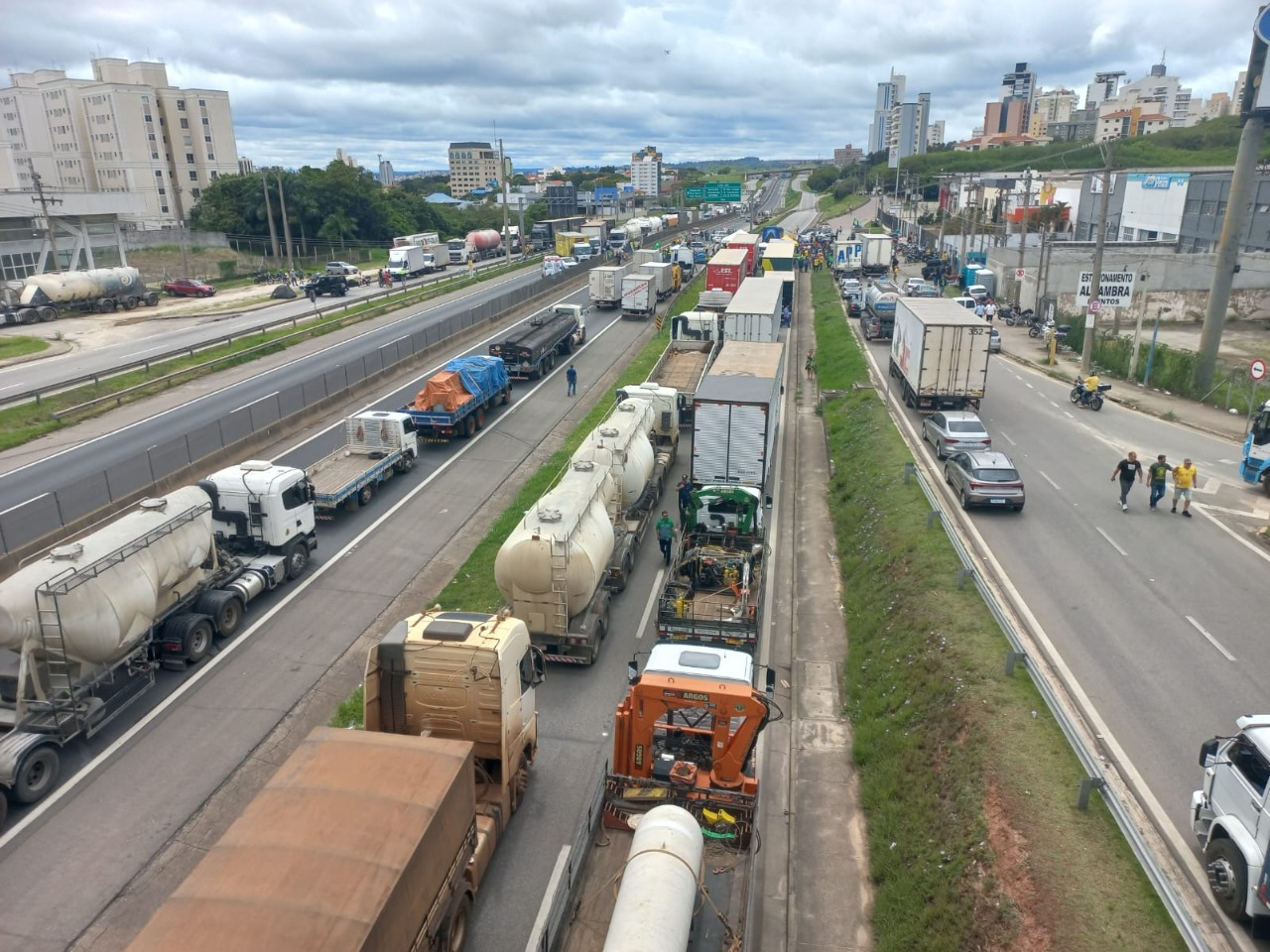 Concentração de caminhoneiros está desde a tarde na segunda-feira Artur Vergennes