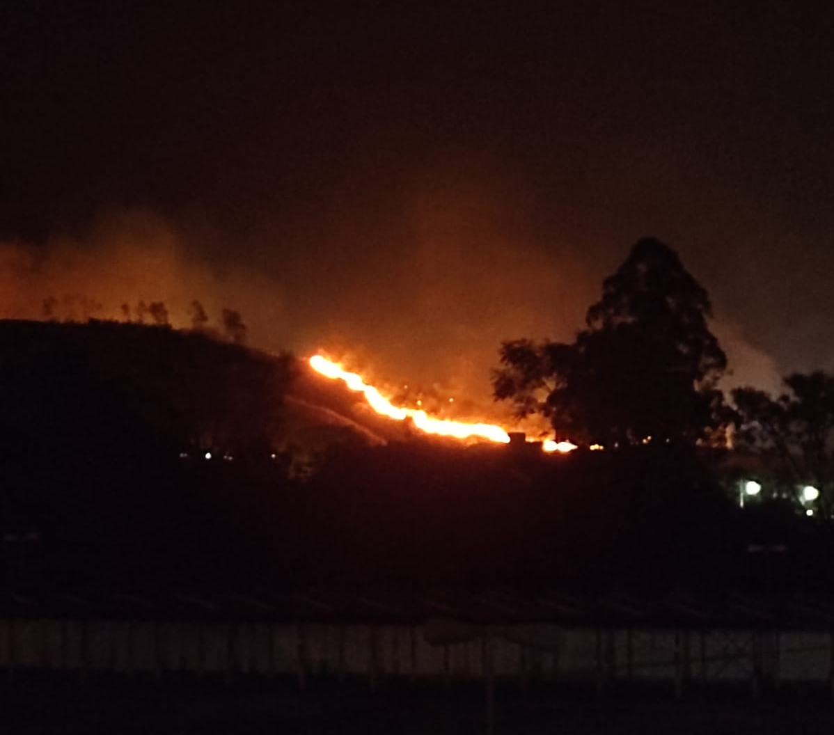 Incêndio em morro do Santuário Nacional mobiliza bombeiros em Aparecida Divulgação/ Defesa Civil de Guaratinguetá