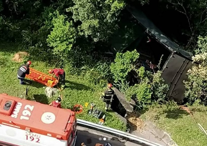 Caminhão perde controle e cai de ribanceira na Tamoios Reprodução/Instagram BAV São José dos Campos