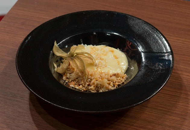 Beijinho derretido com crumble de macadâmia e amêndoa | Band Receitas