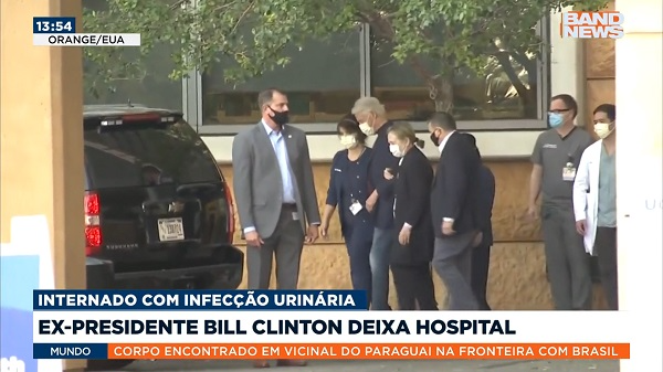Bill Clinton deixando o hospital na Califórnia Reprodução