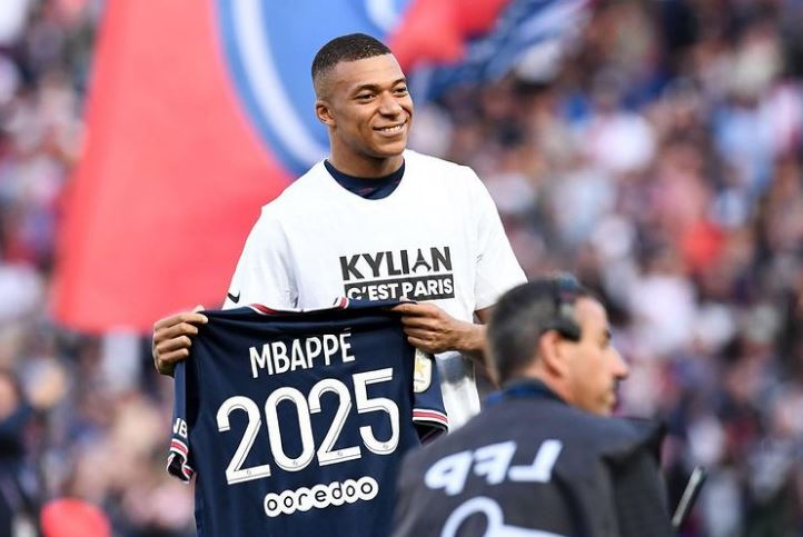 Kylian Mbappé com a camisa representando sua renovação com o PSG Divulgação/Mbappé