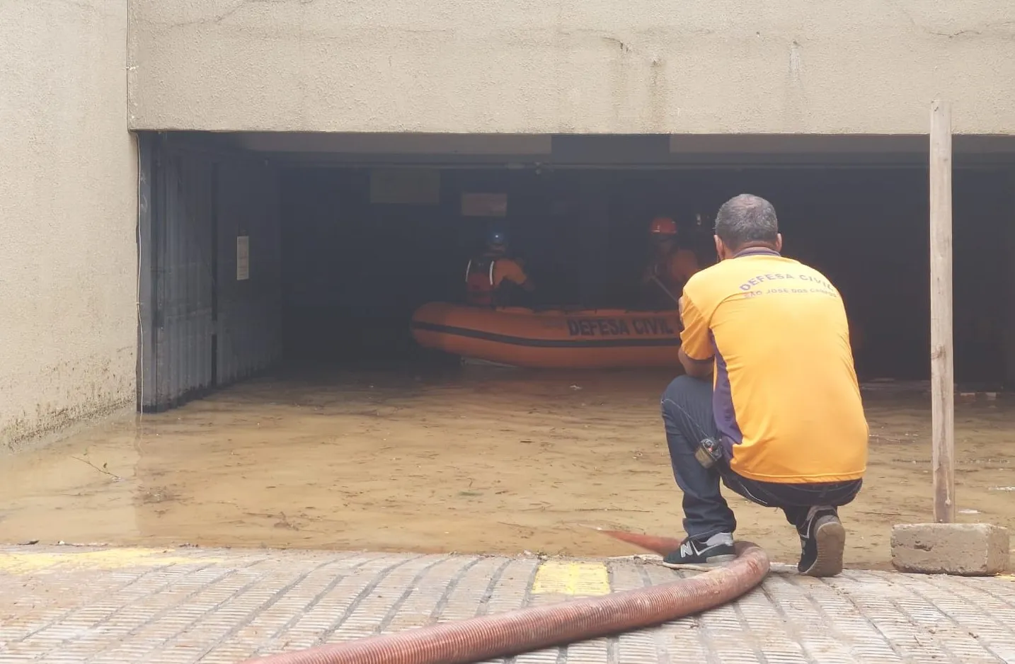 Água invade estacionamento e deixa carros submersos em São José dos Campos