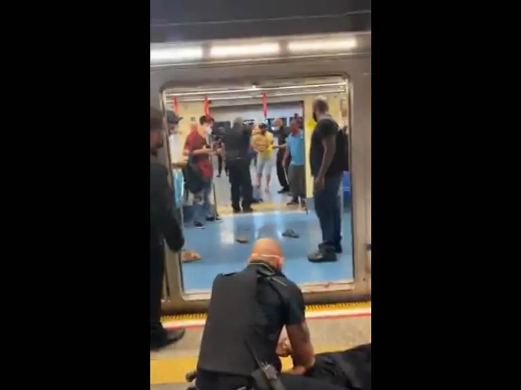 Briga no Metrô de São Paulo acaba com homem esfaqueado dentro de vagão