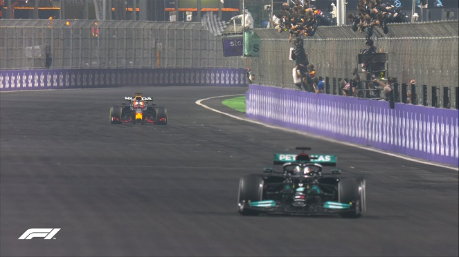 Hamilton venceu o GP da Arábia Saudita e adiou o sonho título de Verstappen.