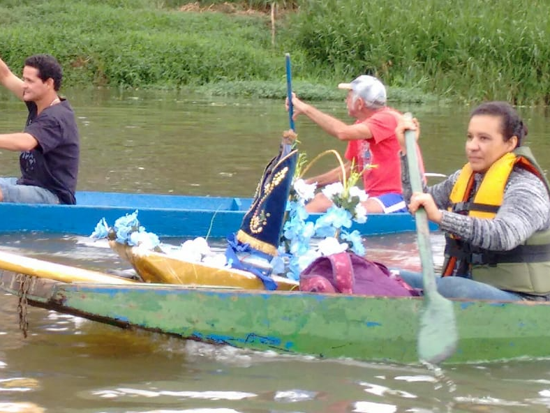 Pescadores seguem de barco até o Santuário Arquivo pessoal