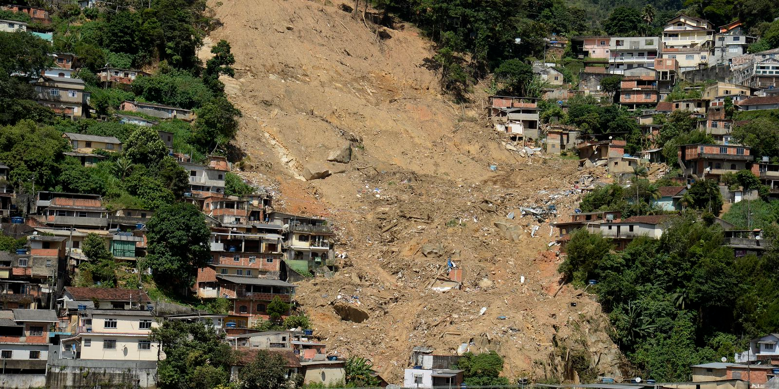 Pedras que se deslocaram e colocam em risco cerca de duas mil famílias estão soltas. Foto: Agência Brasil