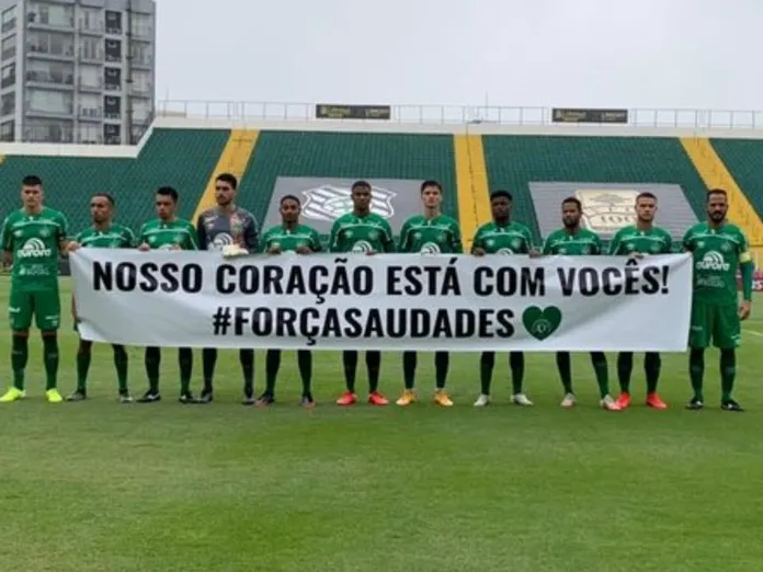 Chapecoense homenageia vítimas de ataque a creche com faixa em jogo