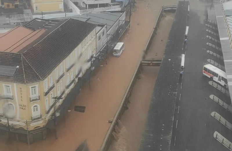 Petrópolis: chuva provoca pontos de alagamento e deixa cidade sob alerta