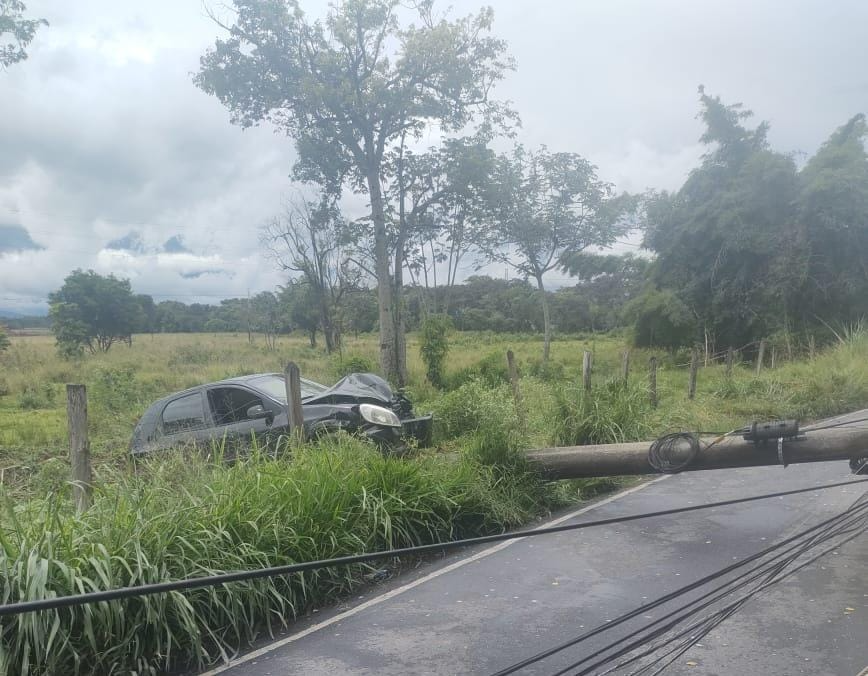 Carro atinge poste em estrada de Pindamonhangaba e interdita região Divulgação/ Prefeitura de Pindamonhangaba