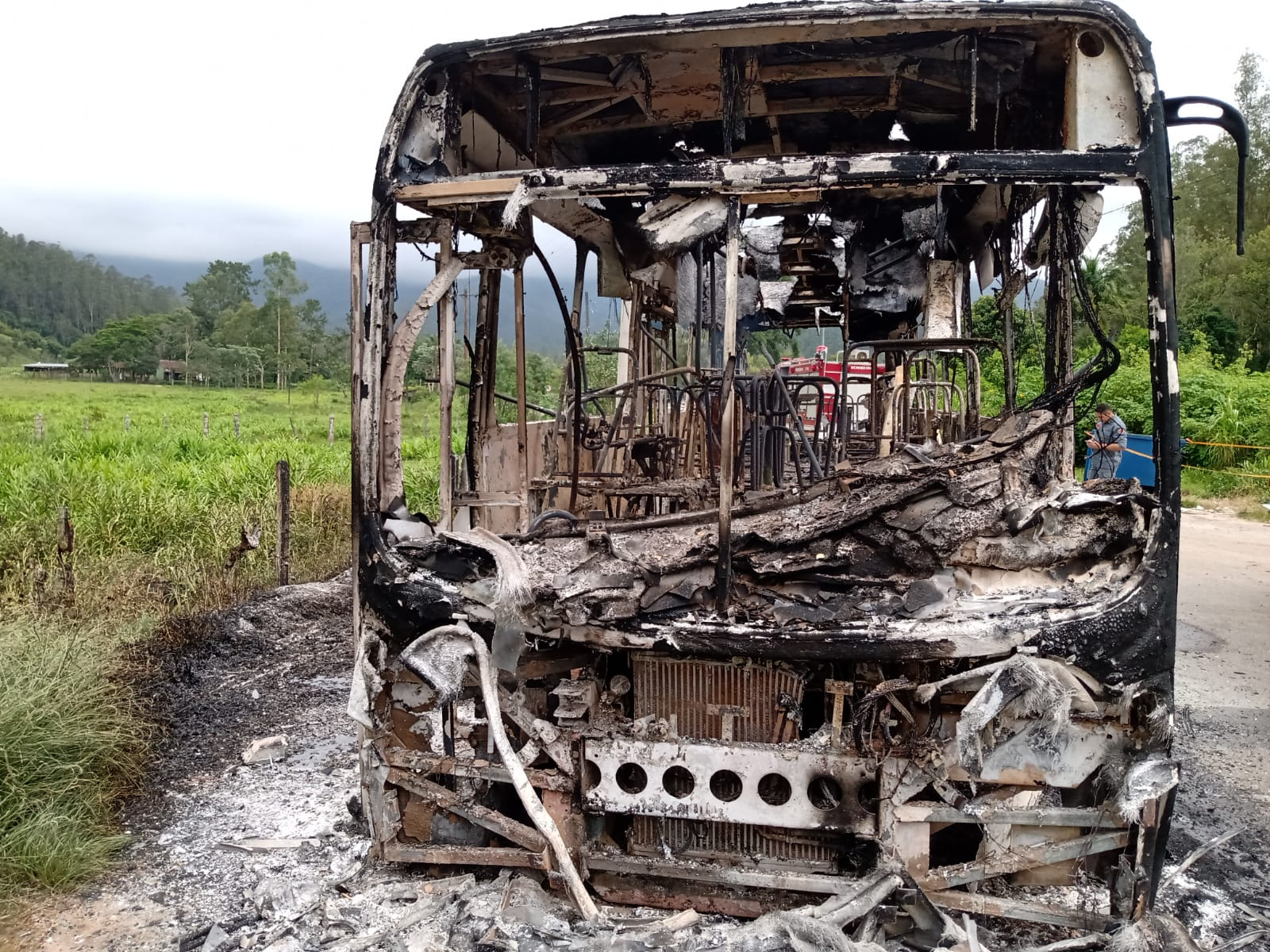 Dois veículos foram alvo da ação dos criminosos  Divulgação/Corpo de Bombeiros