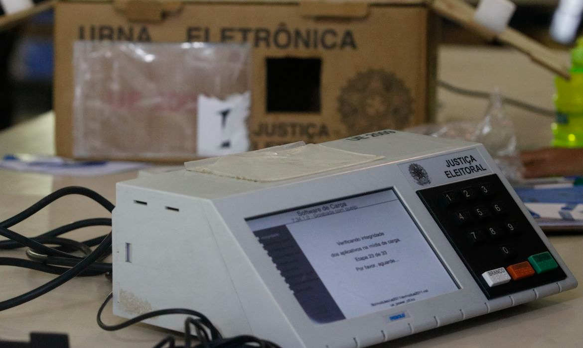 Teste pretende confirmar se o voto depositado é o mesmo que a urna eletrônica registra.  Foto: Agência Brasil