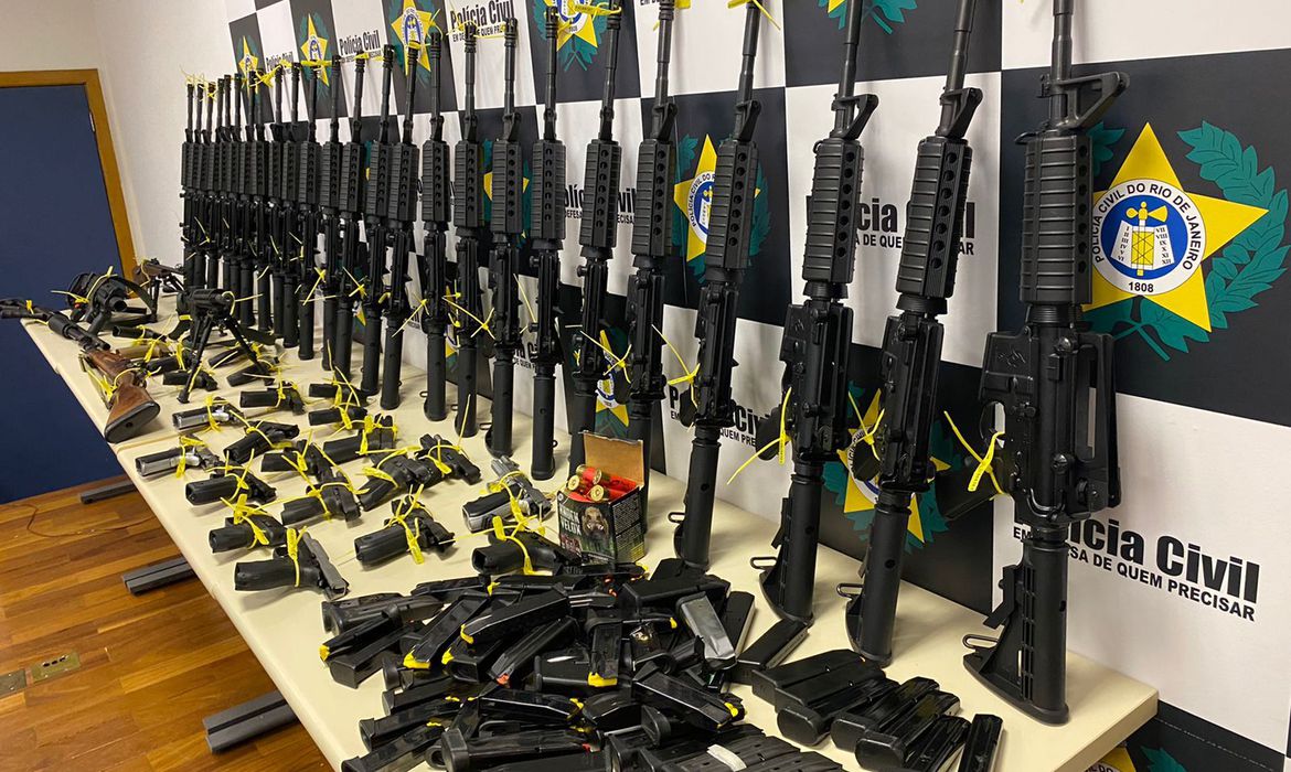 Polícia Civil e MP apreendem 55 armas que seriam vendidas ao Comando Vermelho
