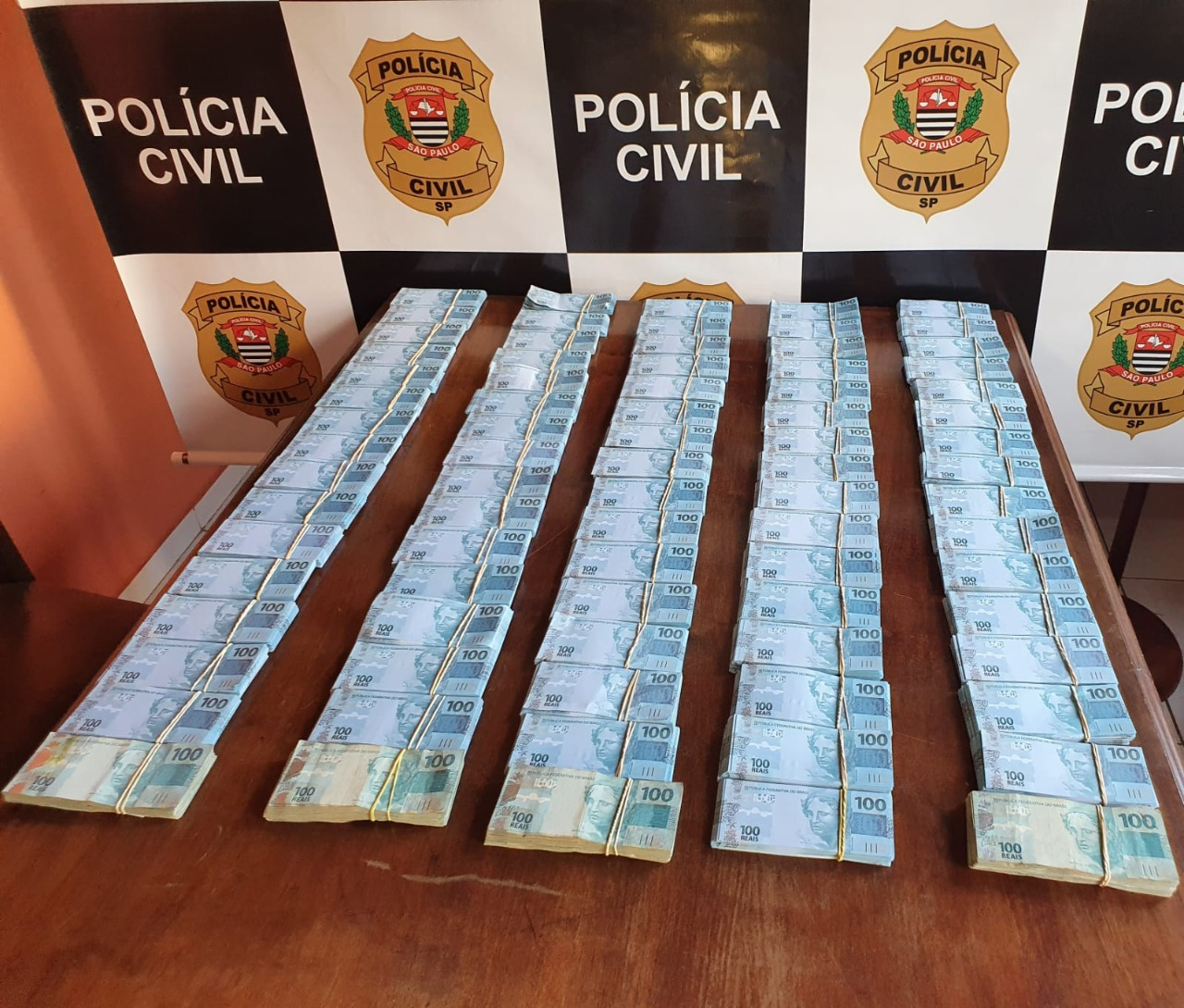 Polícia apreende R$ 850 mil em notas falsas Polícia Civil