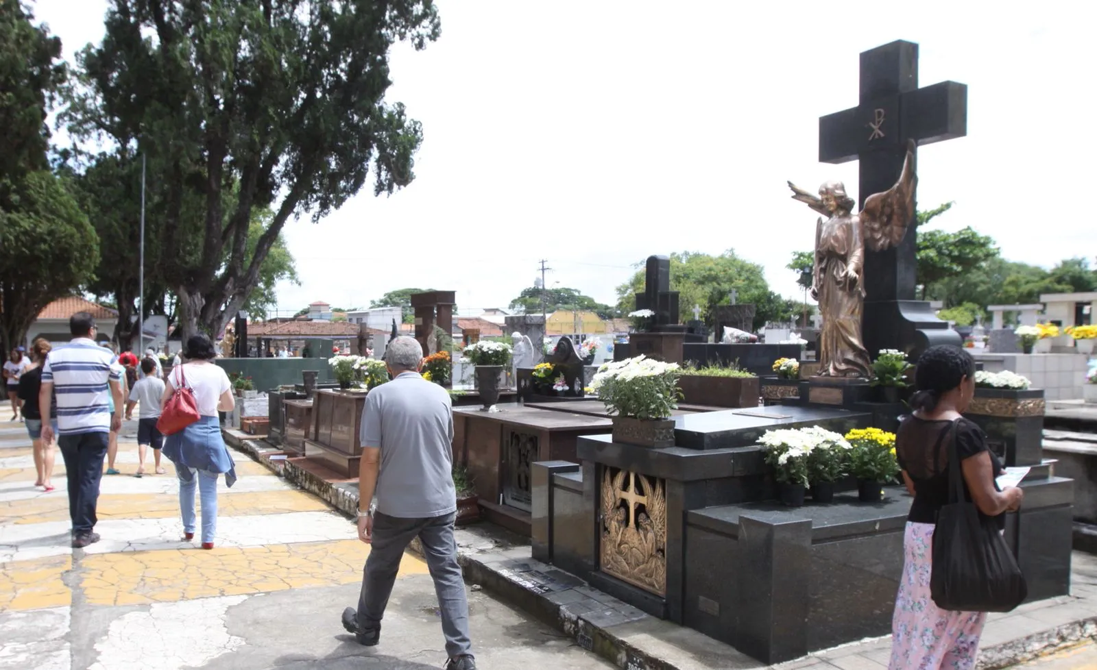 Cemitério municipal, no bairro Avareí, é um dos mais antigos da região