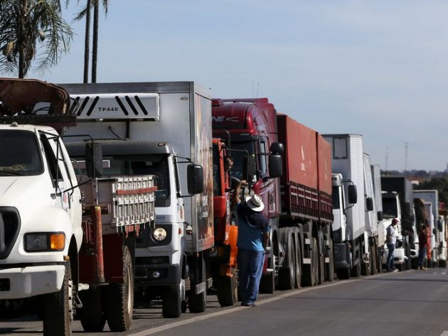 Caminhoneiros protestaram, entre outras coisas, contra disparadas recorrentes nos preços dos combustíveis Foto: Agência Brasil 