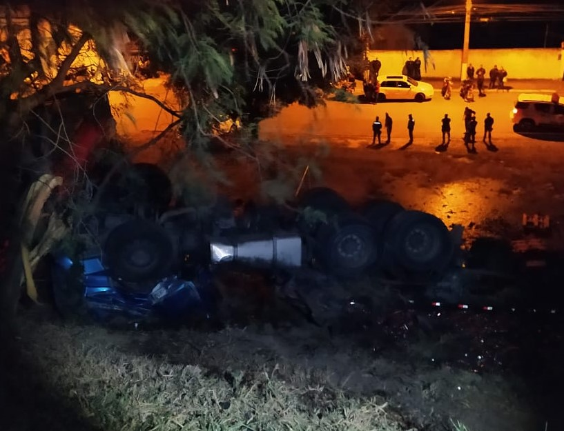 Caminhão com cerveja tombou na Via Dutra, em Guaratinguetá Divulgação/PRF