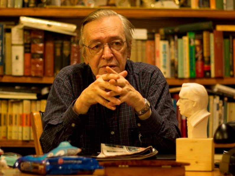 Escritor Olavo de Carvalho é diagnosticado com covid-19